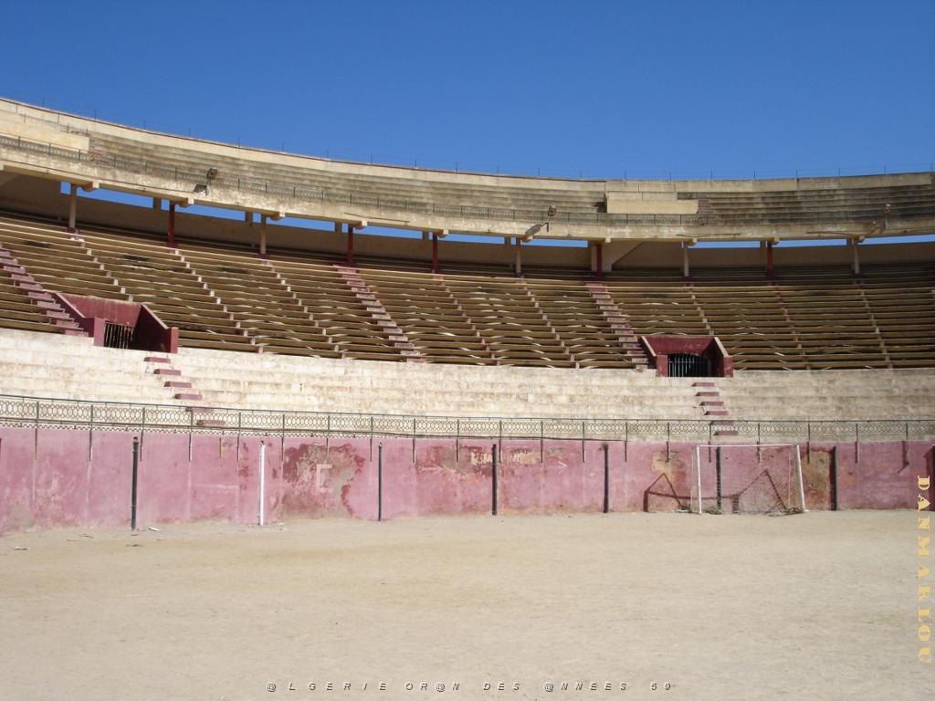 ORAN 10 2005 118 LES ARENES ET SON ARENE.JPG